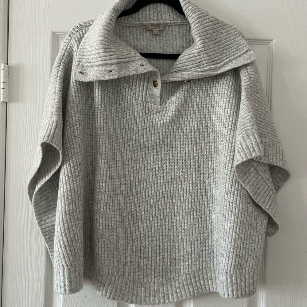 ✨NWOT✨ Ann Taylor LOFT Button Turtleneck Poncho - Picture 3 of 7